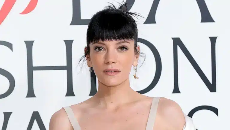 El vestido de recibos de Lily Allen factura su ruptura amorosa