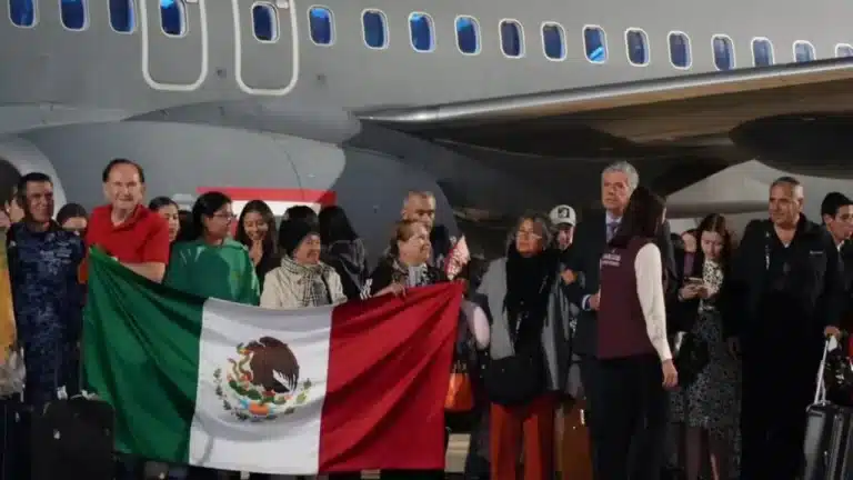 México rescata a 121 connacionales: La operación consular que desafió el conflicto