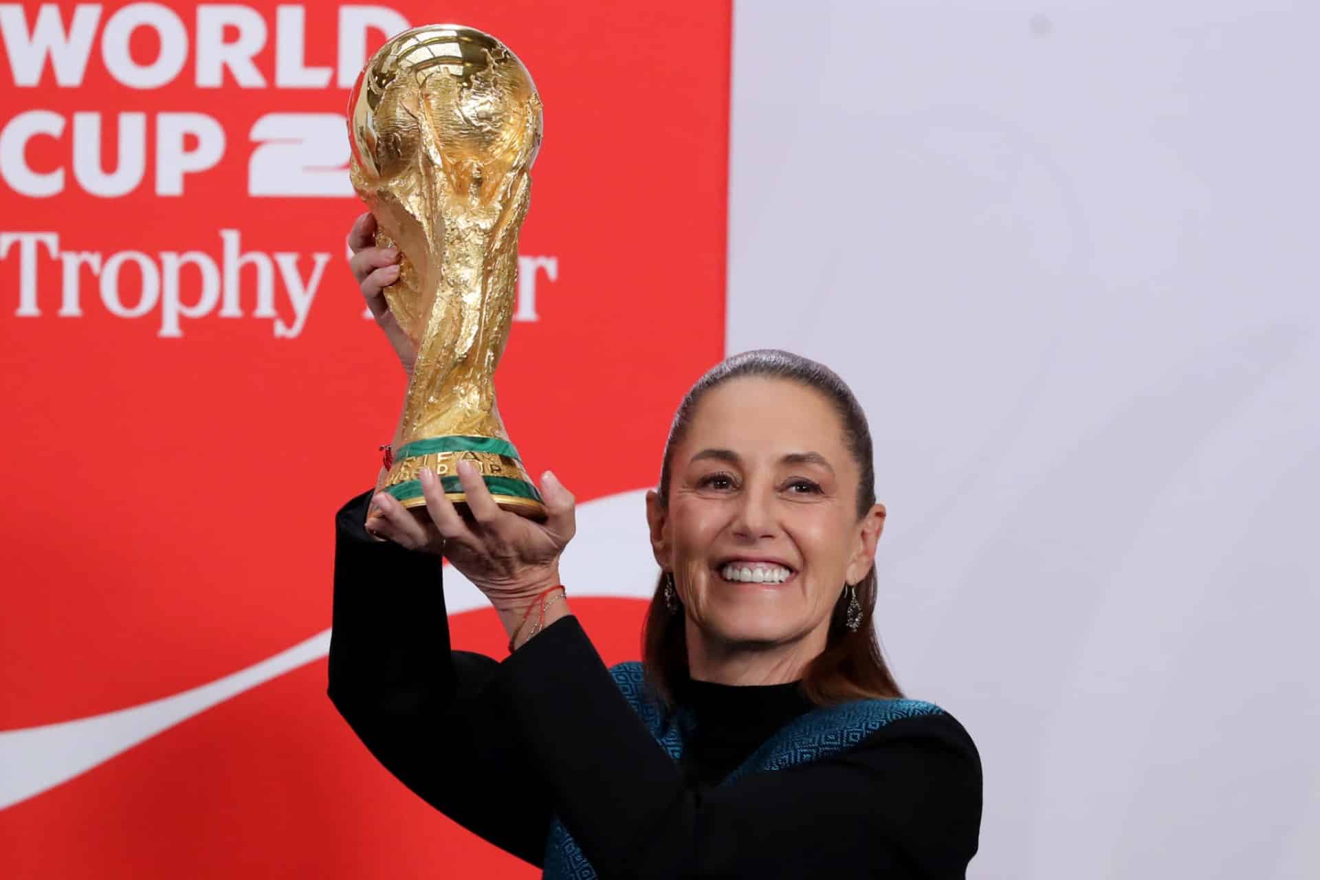 México en la cima: Sheinbaum alza la Copa Mundial a 100 días del hito histórico
