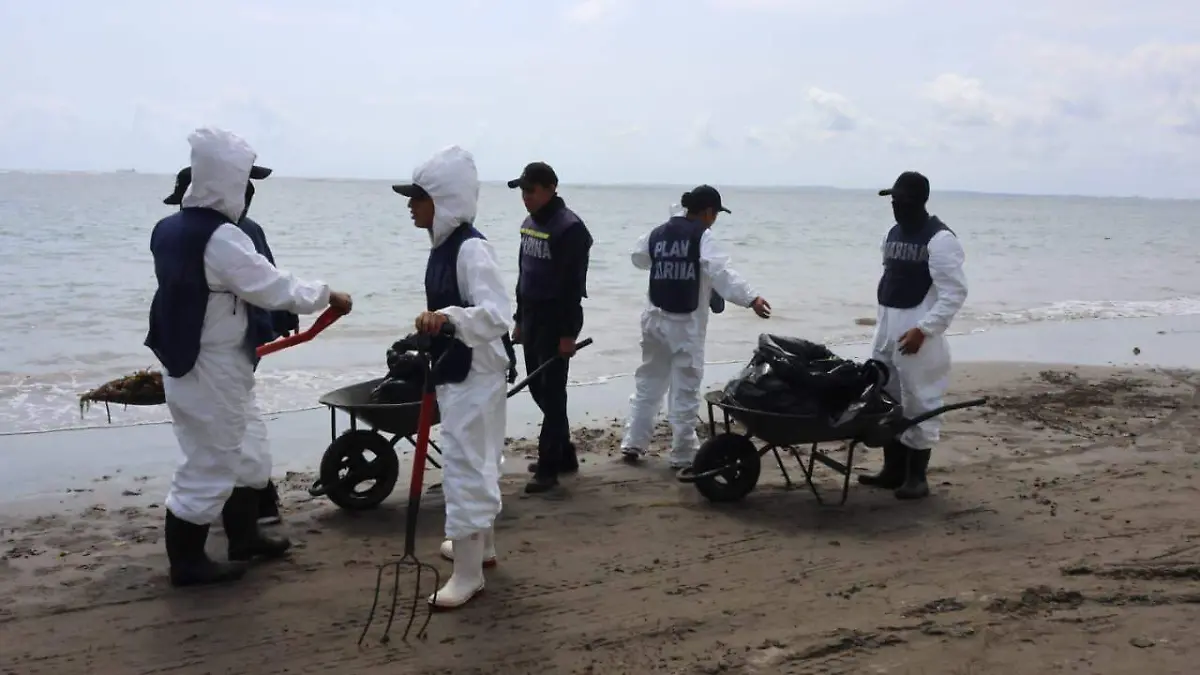 Marina contiene vertido de hidrocarburo y emanaciones naturales en Veracruz