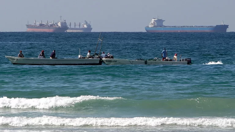 Ormuz en jaque: 150 buques varados desatan caos energético global