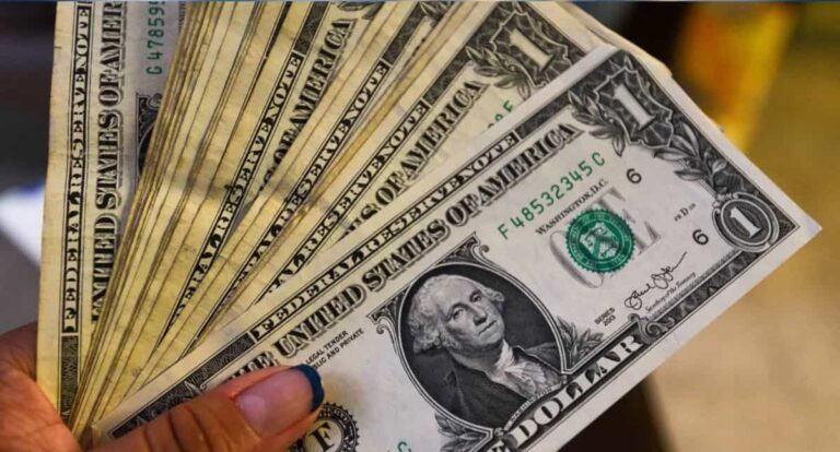 Peso mexicano rompe resistencia de 17.80 tras recorte sorpresa de Banxico