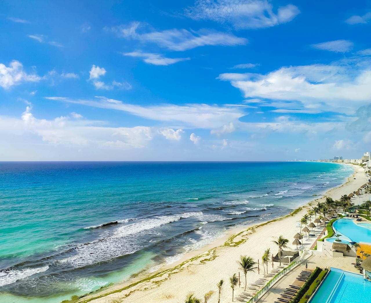 Turistas disfrutando en playas de Quintana Roo ante la alta ocupación hotelera en Cancún durante marzo 2026