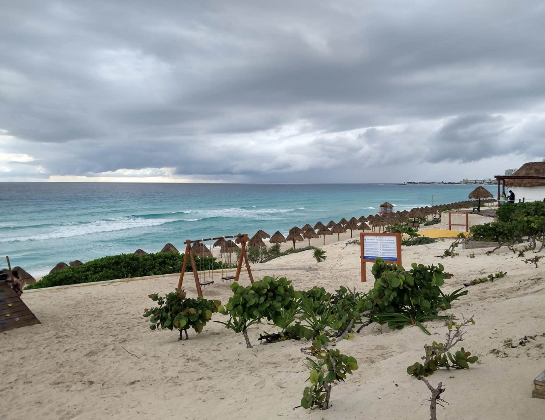 Tormentas eléctricas y humedad extrema azotan el clima en Cancún