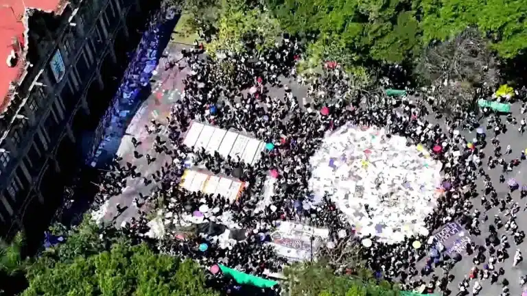 Furia en Cuernavaca: el grito por los feminicidios doblega el vallado estatal
