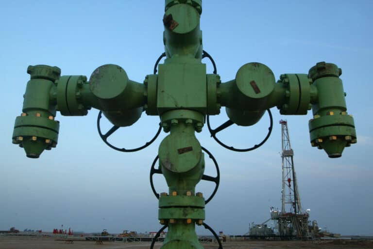 El petróleo Brent proyecta un salto disruptivo hacia los 130 dólares en 2026