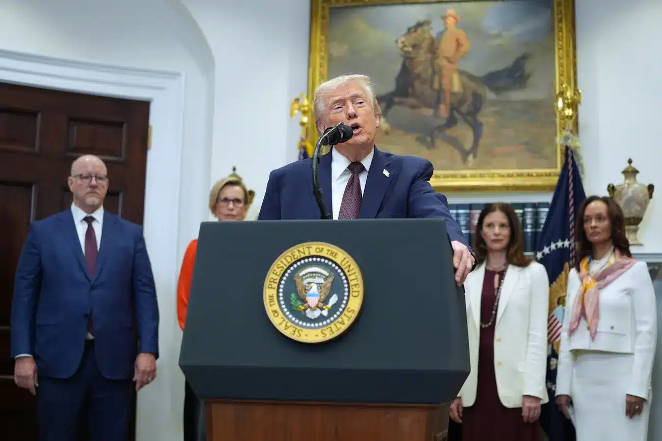 El salpullido de Trump: ¿Qué revela la marca en su cuello en plena crisis global?
