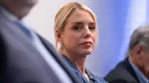 Destitución de Pam Bondi transforma el Departamento de Justicia en 2026 1 seguridad militar funcionarios eeuu 2026