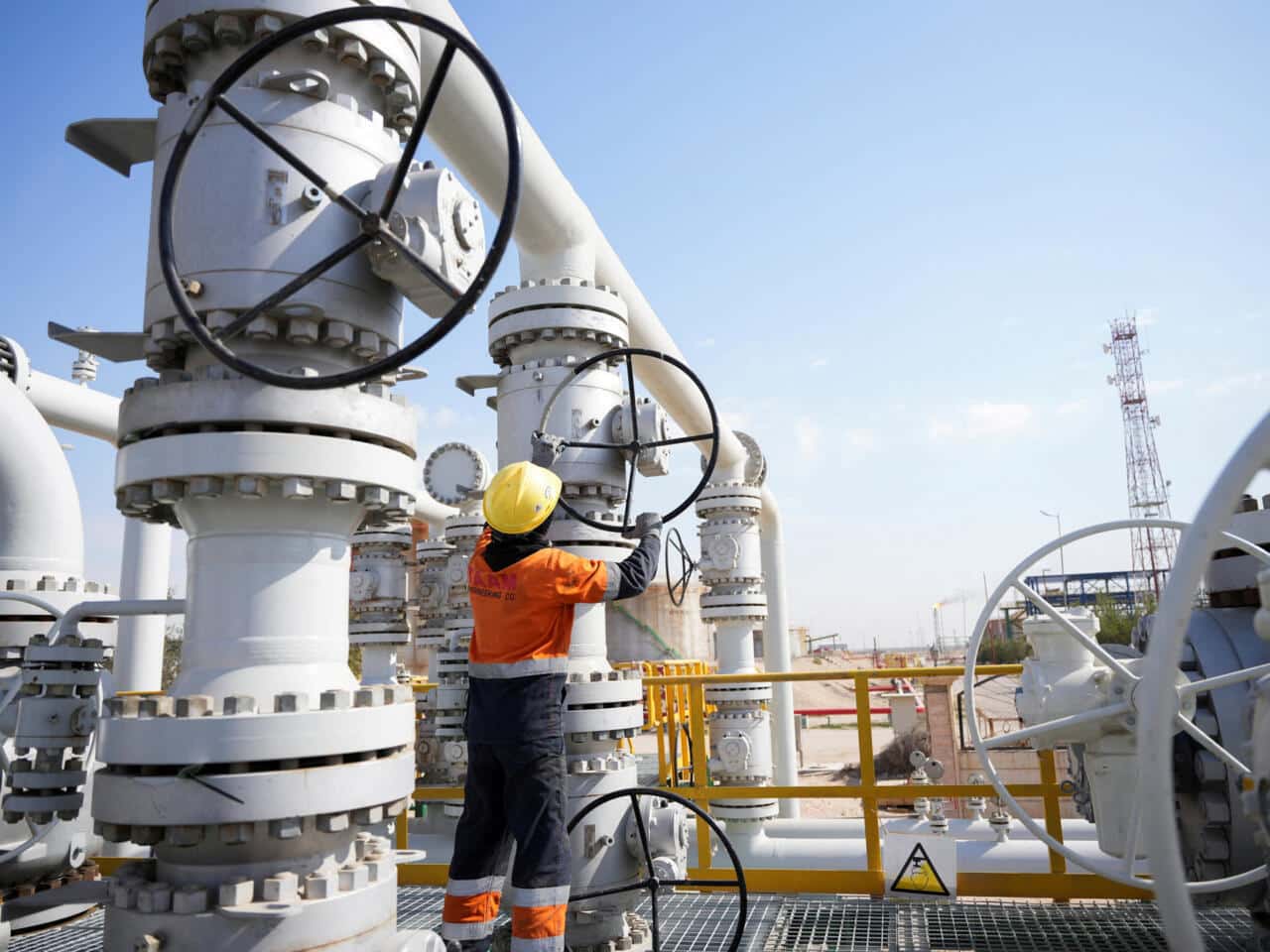 Shock de suministro: La parálisis petrolera en el Golfo y el desafío de los 119 dólares