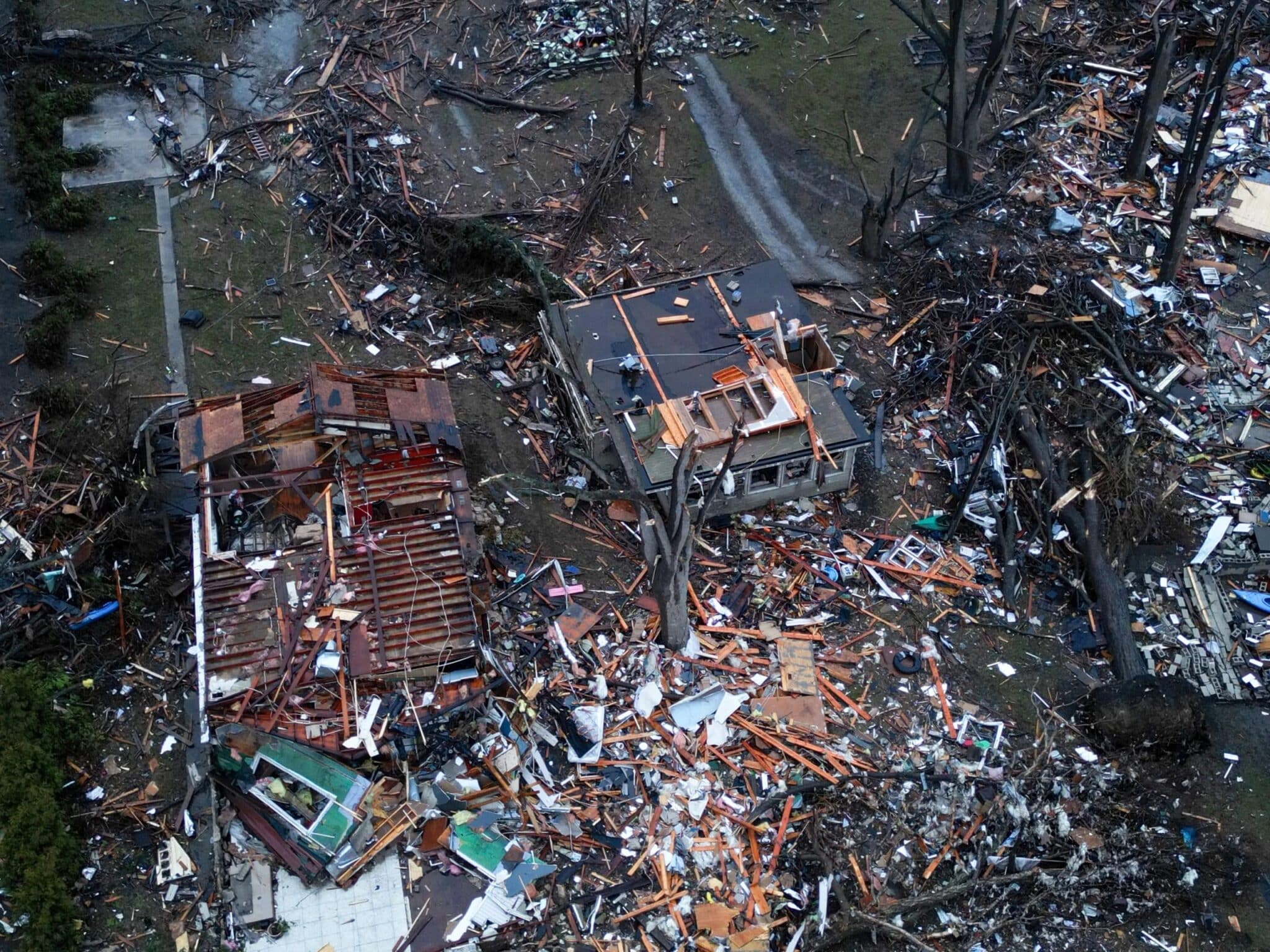 Supercélulas y tornados devastan comunidades en Indiana e Illinois