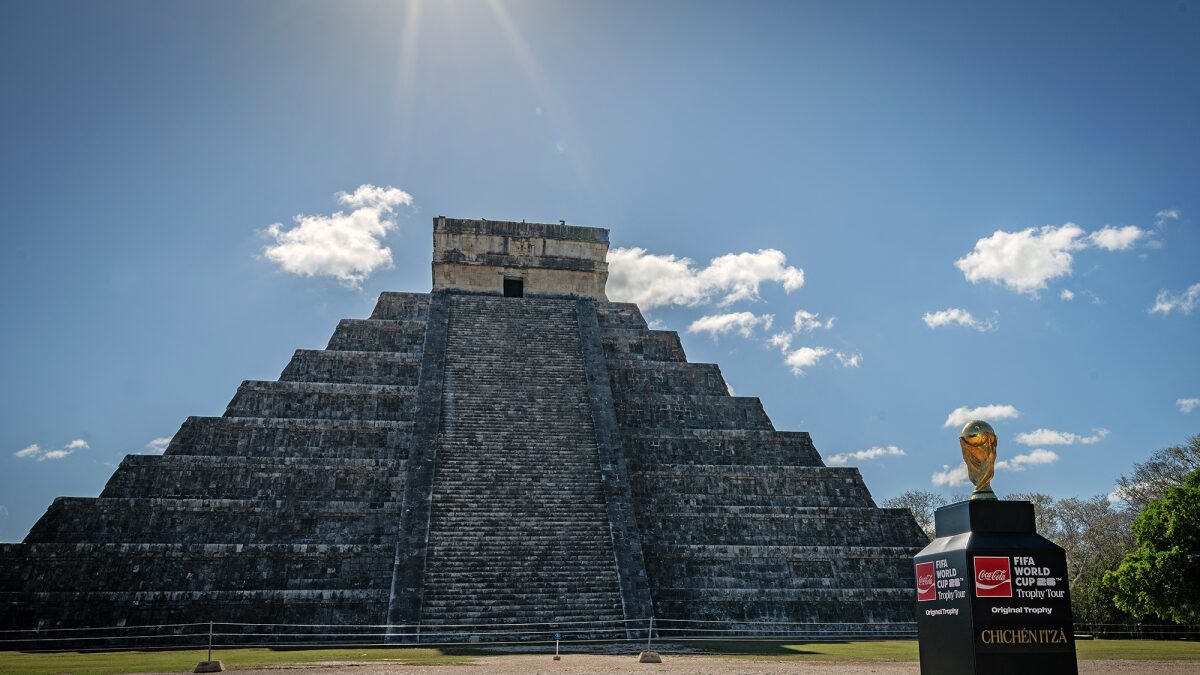 El trofeo de la Copa Mundial en Chichén Itzá: Encuentro de dos eras