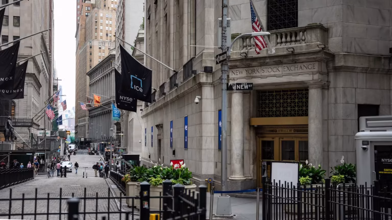 Wall Street desafía el caos: ¿Por qué los mercados ignoran la guerra y el petróleo disparado?