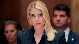 El presidente Donald Trump junto a la fiscal general saliente Pam Bondi y el nuevo interino Todd Blanche.