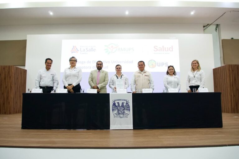 Fachada y comunidad estudiantil de la Universidad La Salle Cancún celebrando el distintivo de Universidad Promotora de la Salud.