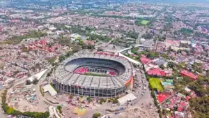 Operativo vial y unidades de RTP preparadas para el traslado de aficionados al partido de leyendas entre México y Brasil en el Estadio Azteca.