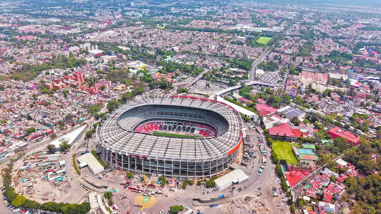 Operativo vial y unidades de RTP preparadas para el traslado de aficionados al partido de leyendas entre México y Brasil en el Estadio Azteca.