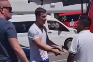 Turista extranjero y chofer de transporte turístico pelean en el estacionamiento del Aeropuerto Internacional de Cancún tras incidente vial.