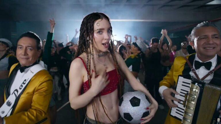 Belinda y Los Ángeles Azules interpretando "Por Ella", la nueva canción oficial para la Copa del Mundo de la FIFA 2026 en México, Estados Unidos y Canadá.