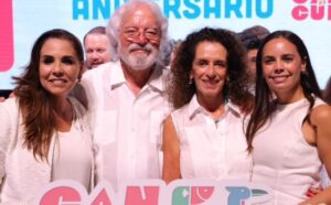 Ana Paty Peralta y Mara Lezama en el 56 aniversario de Cancún entregando reconocimientos