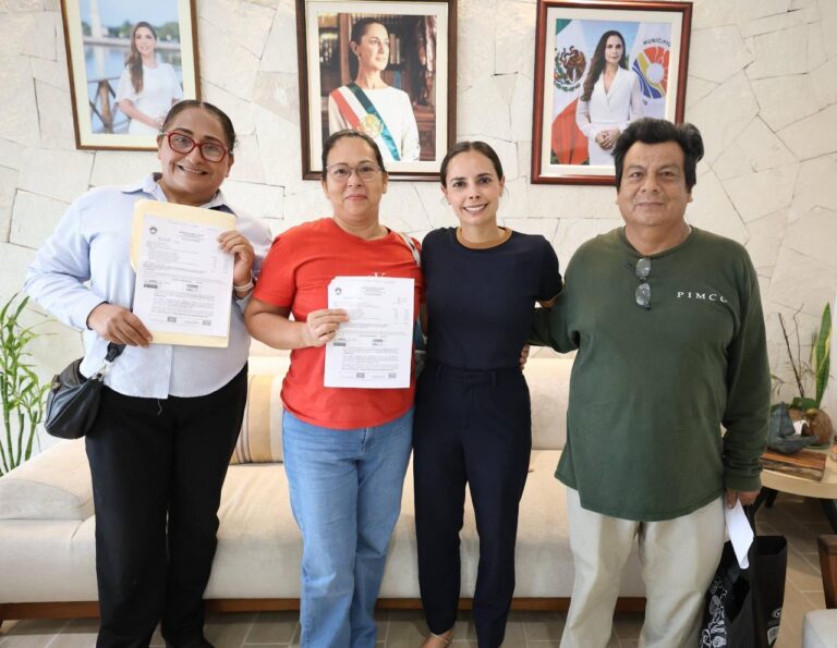 Ana Paty Peralta atiende personalmente a ciudadanos en la audiencia pública Día del Pueblo en el Palacio Municipal de Cancún.
