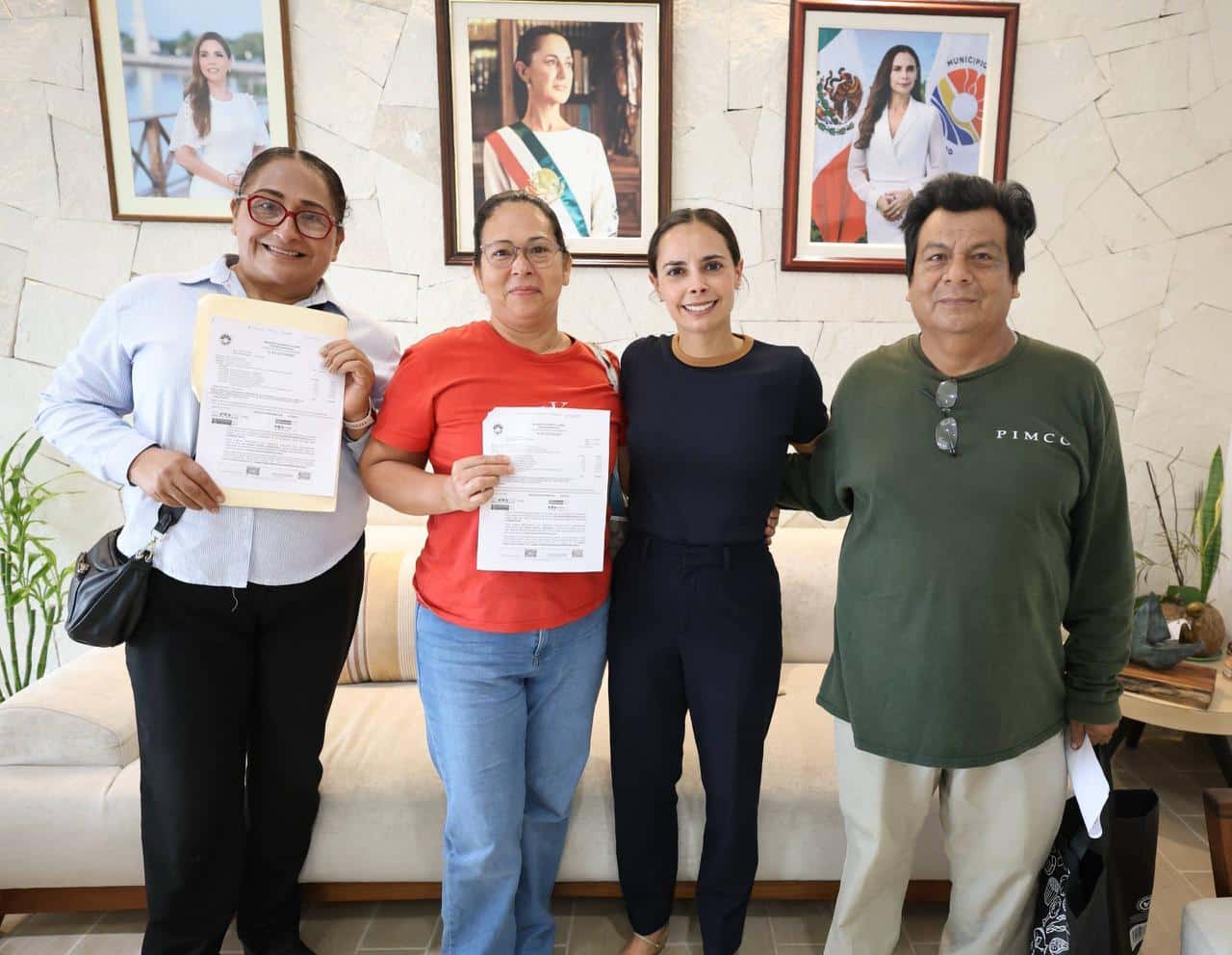 Ana Paty Peralta atiende personalmente a ciudadanos en la audiencia pública Día del Pueblo en el Palacio Municipal de Cancún.