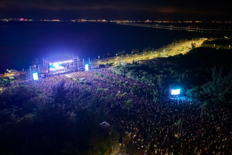 Multitud de 31 mil personas disfrutando el concierto gratuito de Los Ángeles Azules en el Malecón Tajamar por el 56 aniversario de Cancún.