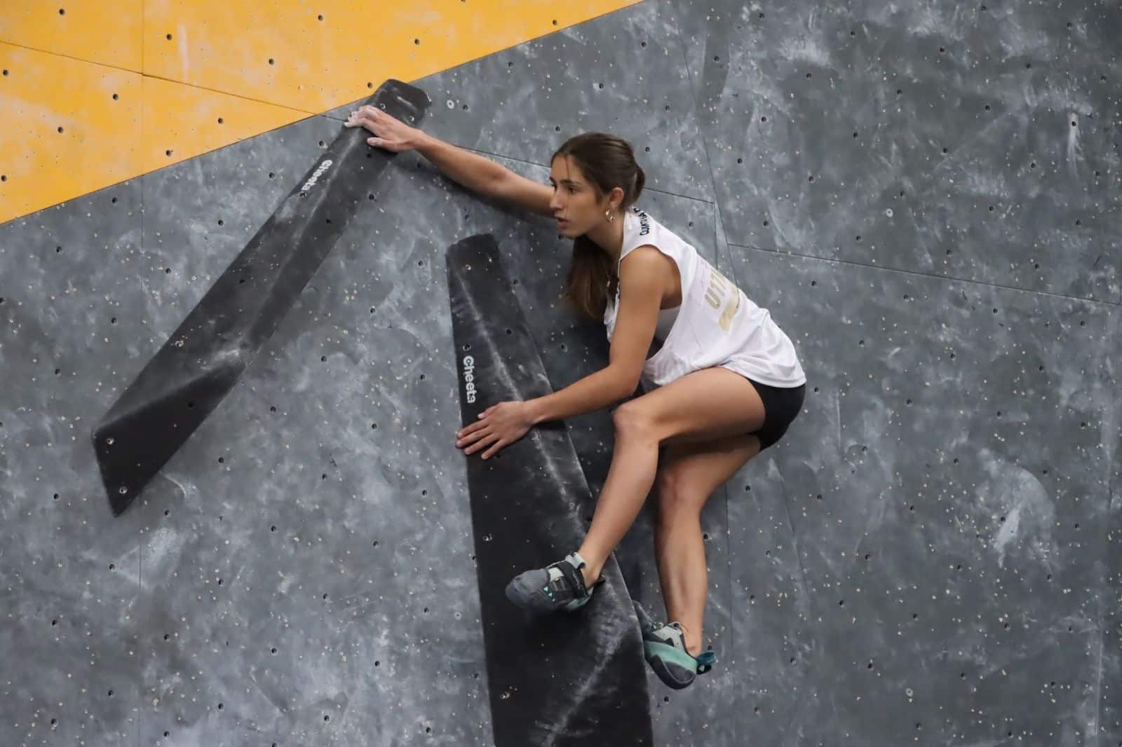 La atleta cancunense Alaia Garay compitiendo en la disciplina de Escalada Deportiva durante la Olimpiada Nacional CONADE 2026 en Puebla.