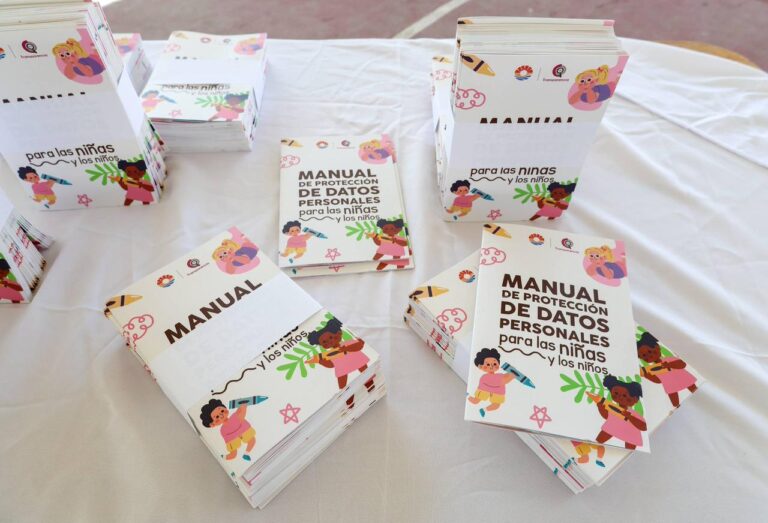 Ana Paty Peralta entrega Manual de Protección de Datos Personales a niños de primaria en Cancún
