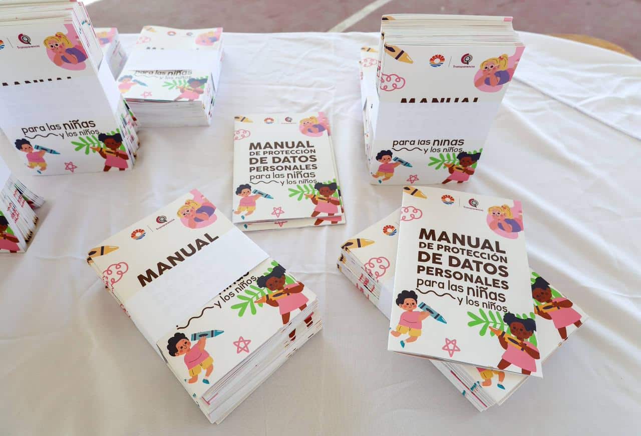 Ana Paty Peralta entrega Manual de Protección de Datos Personales a niños de primaria en Cancún