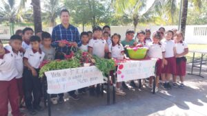 Alumnos de primaria Tenochtitlán participan en huerto escolar impulsado por DIF Benito Juárez en Cancún