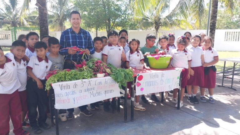 Alumnos de primaria Tenochtitlán participan en huerto escolar impulsado por DIF Benito Juárez en Cancún