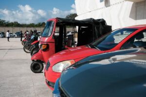 Mara Lezama entrega 24 vehículos robados recuperados a sus dueños en Quintana Roo