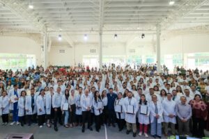 Mara Lezama y Zoé Robledo en ceremonia del IMSS Quintana Roo dando la bienvenida a 123 médicos especialistas