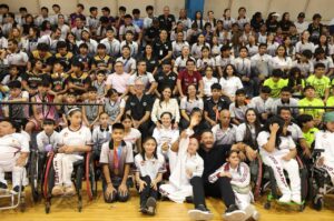 Ana Paty Peralta presentando al equipo multidisciplinario del Instituto del Deporte en el Gimnasio Kuchil Baxal de Cancún