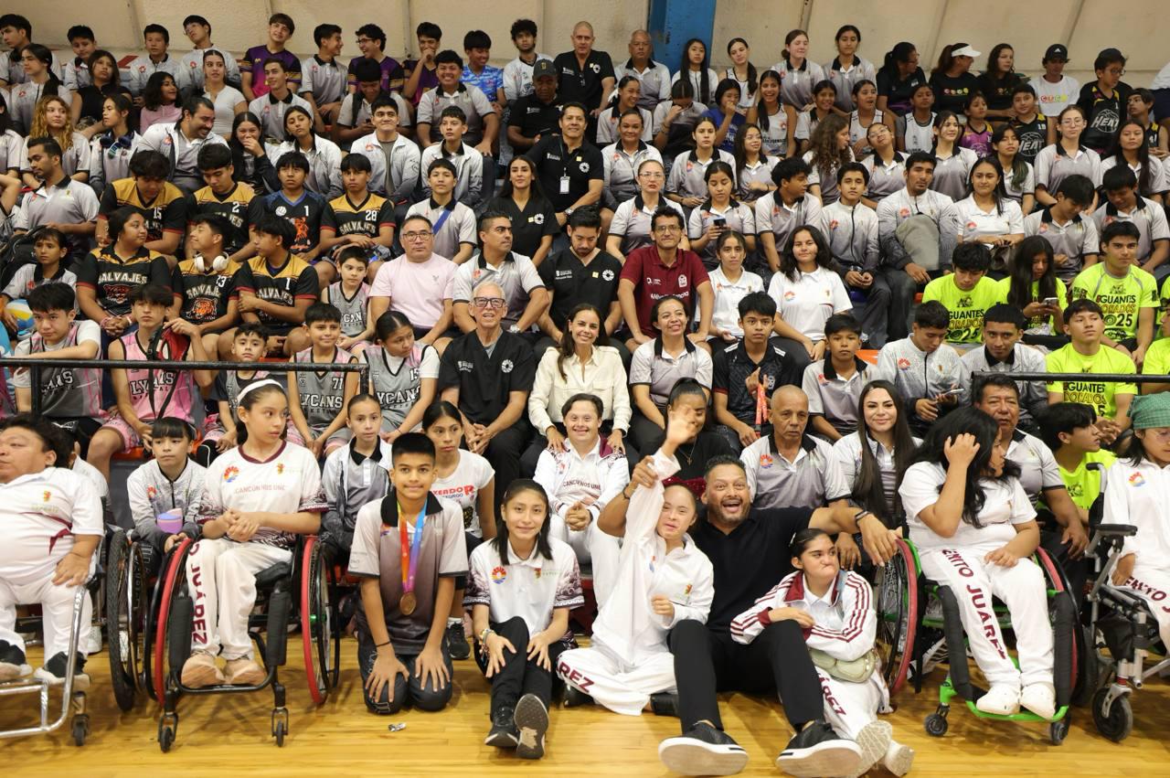Ana Paty Peralta presentando al equipo multidisciplinario del Instituto del Deporte en el Gimnasio Kuchil Baxal de Cancún