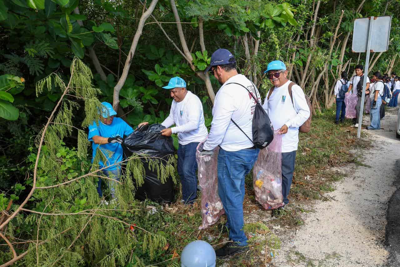 Jornada de limpieza en el Sistema Lagunar Nichupté con embarcaciones y voluntarios retirando residuos en Cancún.