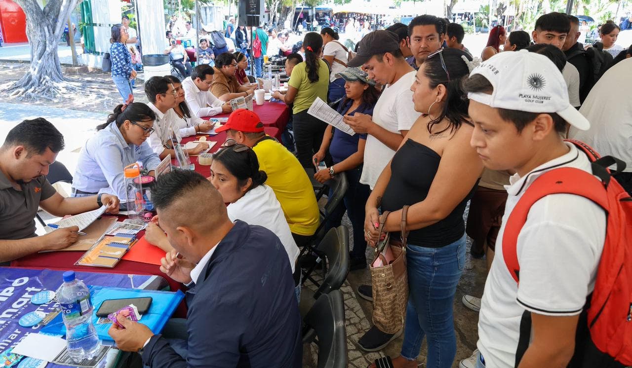 Buscadores de empleo y módulos de atención en la feria laboral Empléate Rosa realizada en el Parque El Crucero de Cancún.