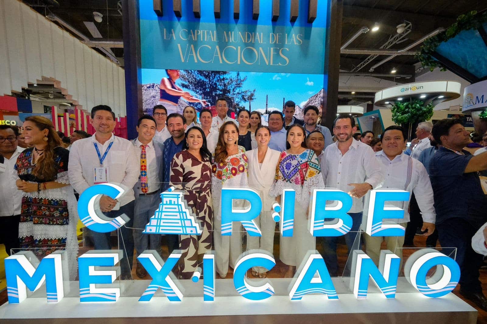 Mara Lezama inaugurando el Pabellón del Caribe Mexicano junto a Rosa Icela Rodríguez y Josefina Rodríguez Zamora en Acapulco.