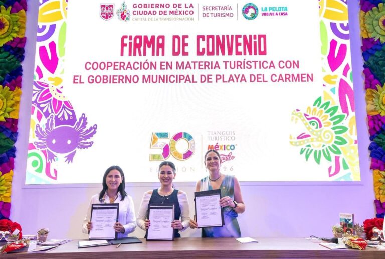 Firma del acuerdo de colaboración turística entre Playa del Carmen y Ciudad de México durante el Tianguis Turístico 2026 en Acapulco.