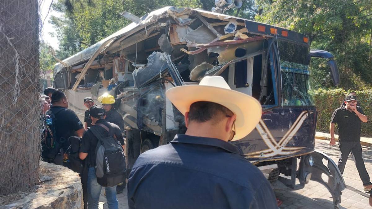 Escudo vial en Valle de Bravo tras el siniestro de transporte turístico