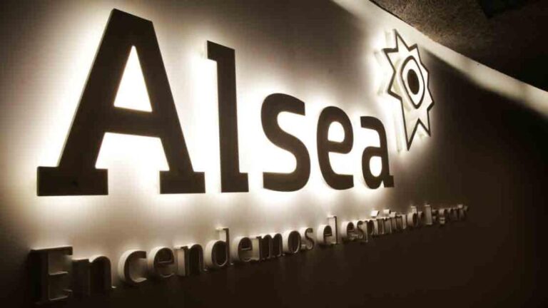 Alsea desploma su utilidad neta un 61% ante volatilidad cambiaria y costos
