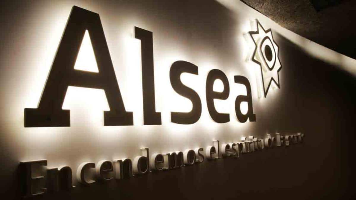 Alsea desploma su utilidad neta un 61% ante volatilidad cambiaria y costos
