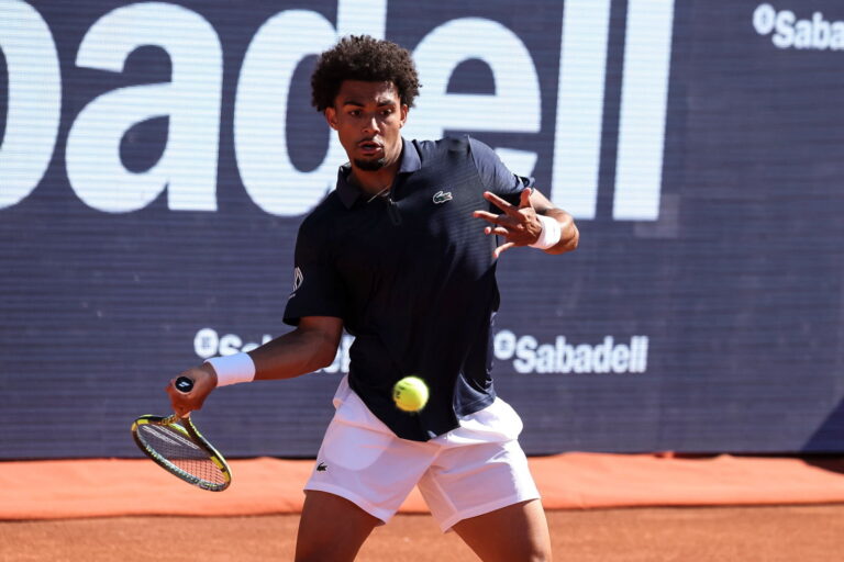 Arthur Fils frena la progresión de Rafa Jódar y define la final en Barcelona