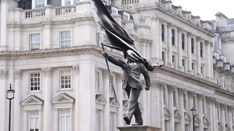 Banksy desafía el poder británico con una estatua monumental en Londres