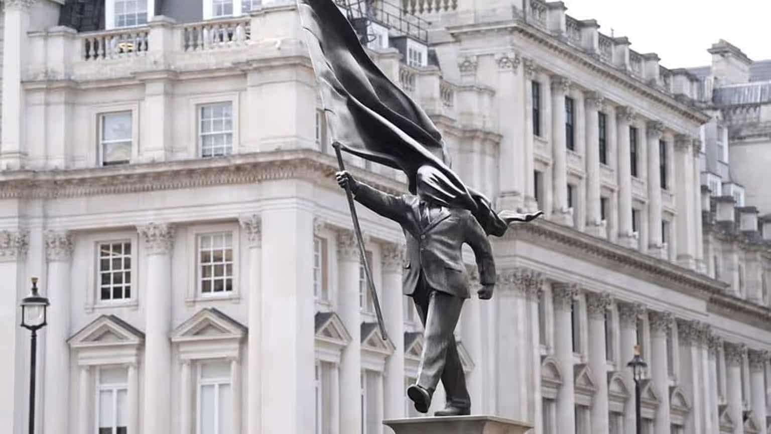 Banksy desafía el poder británico con una estatua monumental en Londres