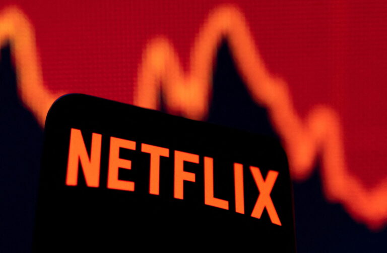 Acciones de Netflix caen tras reporte financiero y retiro de Reed Hastings