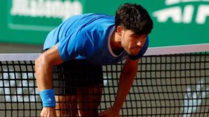 Carlos Alcaraz se retira del Abierto de Barcelona por lesión en la muñeca