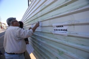 Vecinos de la colonia Reforma clausuran Plaza Parque Oaxaca por irregularidades