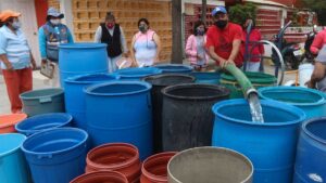 Mapa de México y símbolos de alerta por corte de agua potable en diferentes estados de la República Mexicana