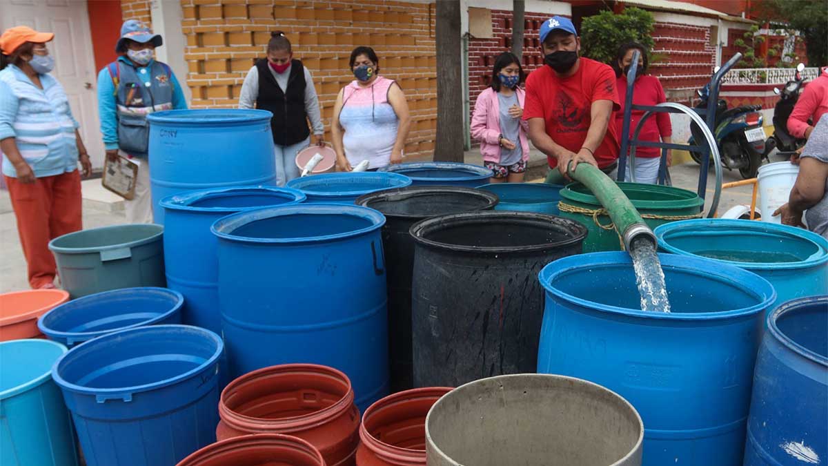 Mapa de México y símbolos de alerta por corte de agua potable en diferentes estados de la República Mexicana